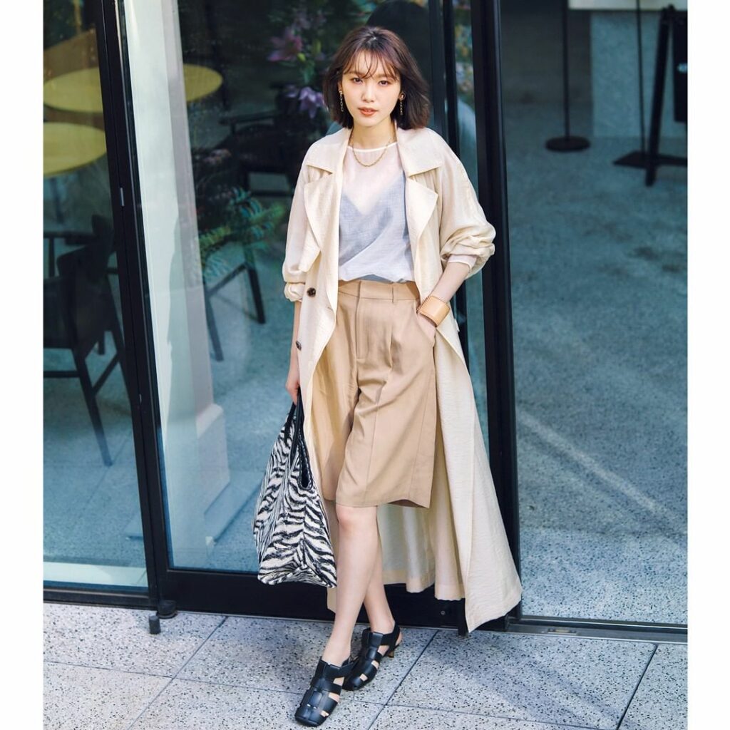 5/11【今日のコーデ】
着用アイテムは2枚目>>>
＼足元はほどよいボリューム感で今っぽバランスに／
【シアートップス×黒のグルカサンダル】
つま先ごとくるみ