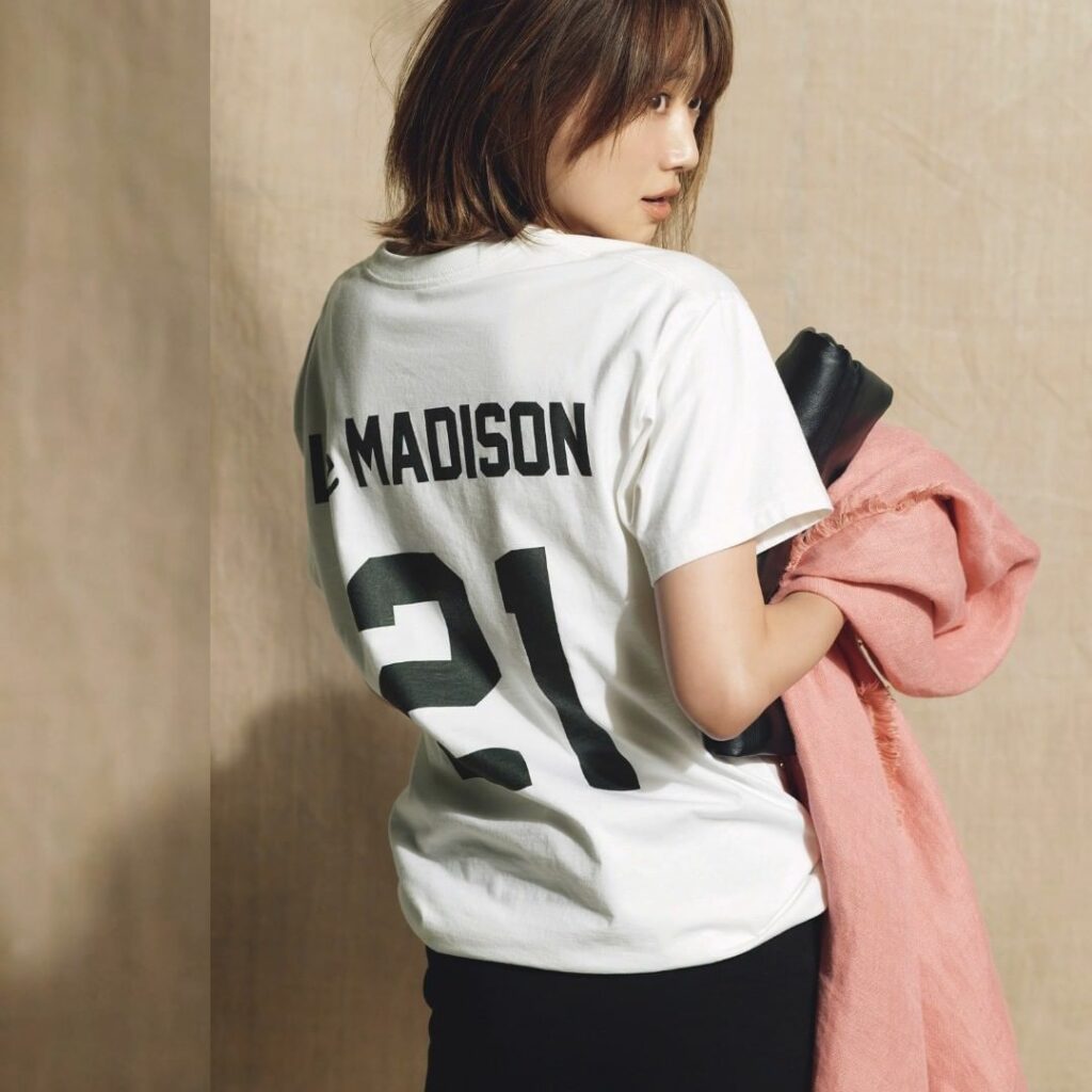 .
*PICK UP! Coordinate*
.
後ろ姿にインパクトを！気分のあがるパワーブランドを味方にして。

Tシャツ　…　MADISONBLUE　#M