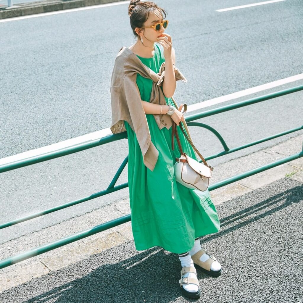 このコーデが好きな人はをコメントしてください！

鮮やかなグリーンのワンピースを、
ラインソックスでスポーティに。

小物はベージュで統一し、
女らしさをほどよ