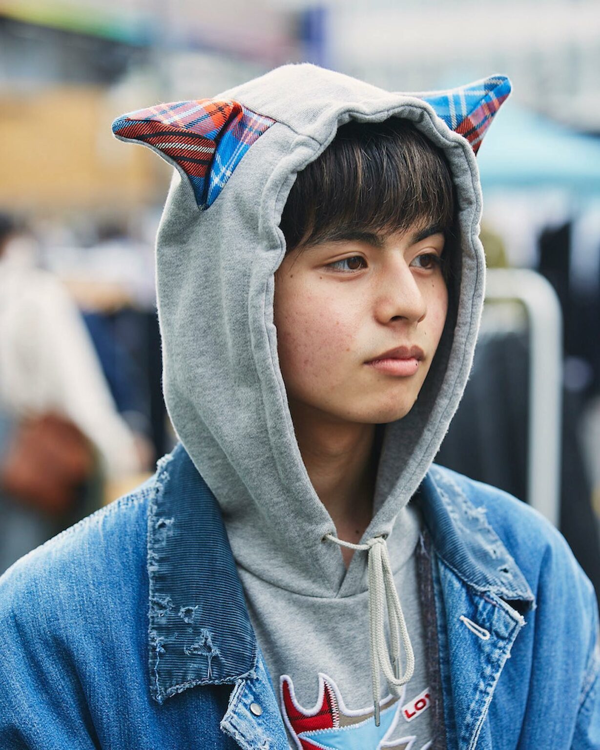 スナップ：旬の街、下北沢でストリートスナップ　古着と小物使いが光った48人

若者たちを中心とした古着ブームと再開発に後押しされ、近年の下北沢は活気に溢れている