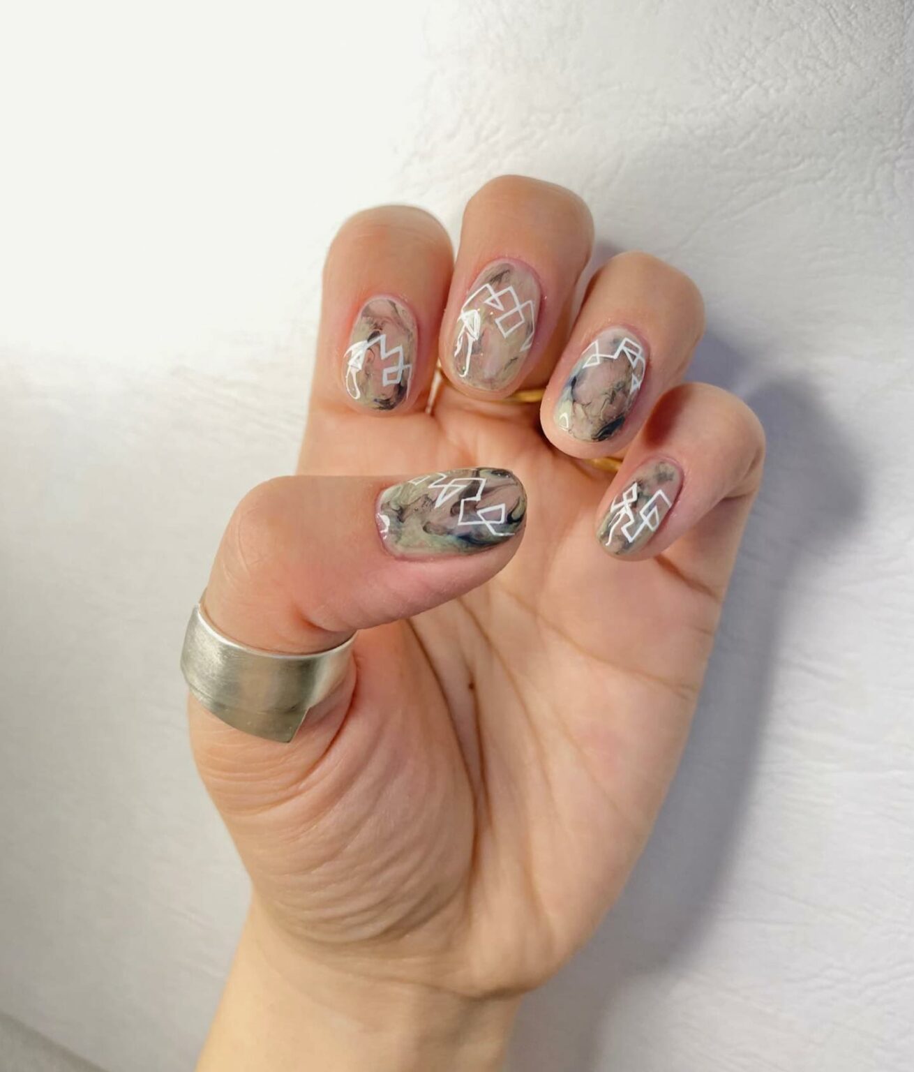 【とっておきのセルフネイル】
ネイリスト・RIEさんがお家でできる簡単デザインをレクチャー!試してみたらぜひ @ginzamagazine をタグ付けして投稿し 【とっておきのセルフネイル】
ネイリスト・RIEさんがお家でできる簡単デザインをレクチャー!試してみたらぜひ @ginzamagazine をタグ付けして投稿し