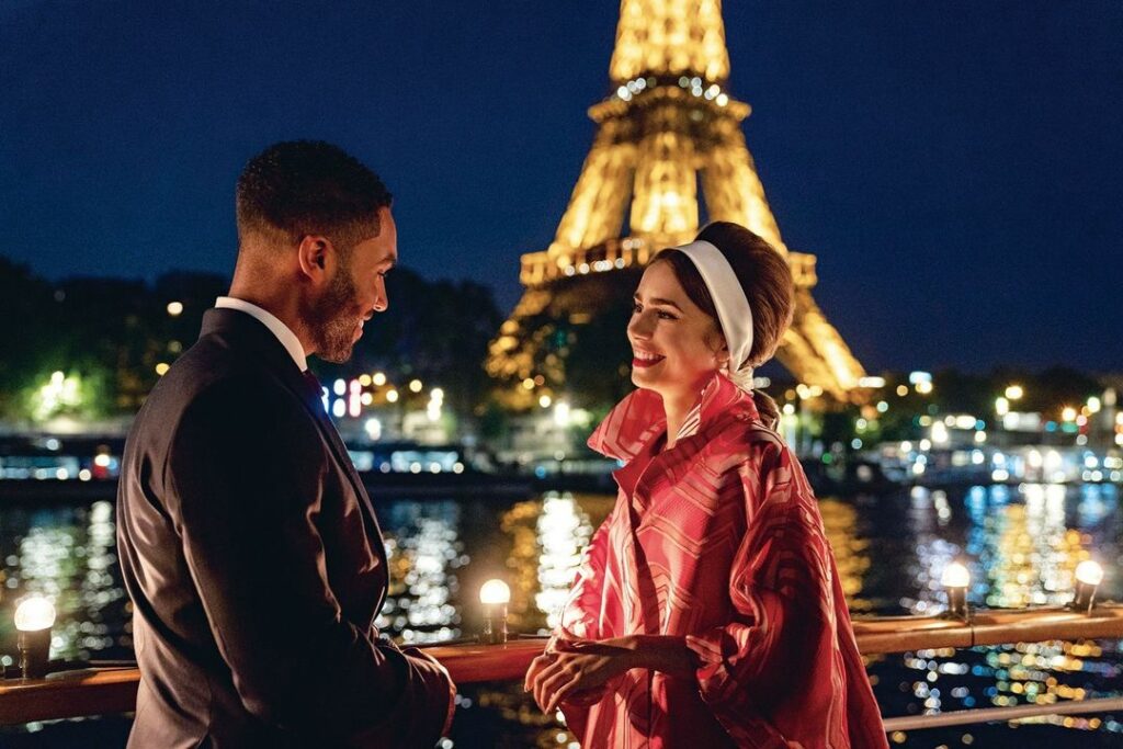 「エミリー、パリへ行く」
マダムフィガロ誌
エディターが辛口トーク！
シカゴからやって来たエミリーがパリを舞台に奮闘する
Netflixオリジナルドラマ「エミリ