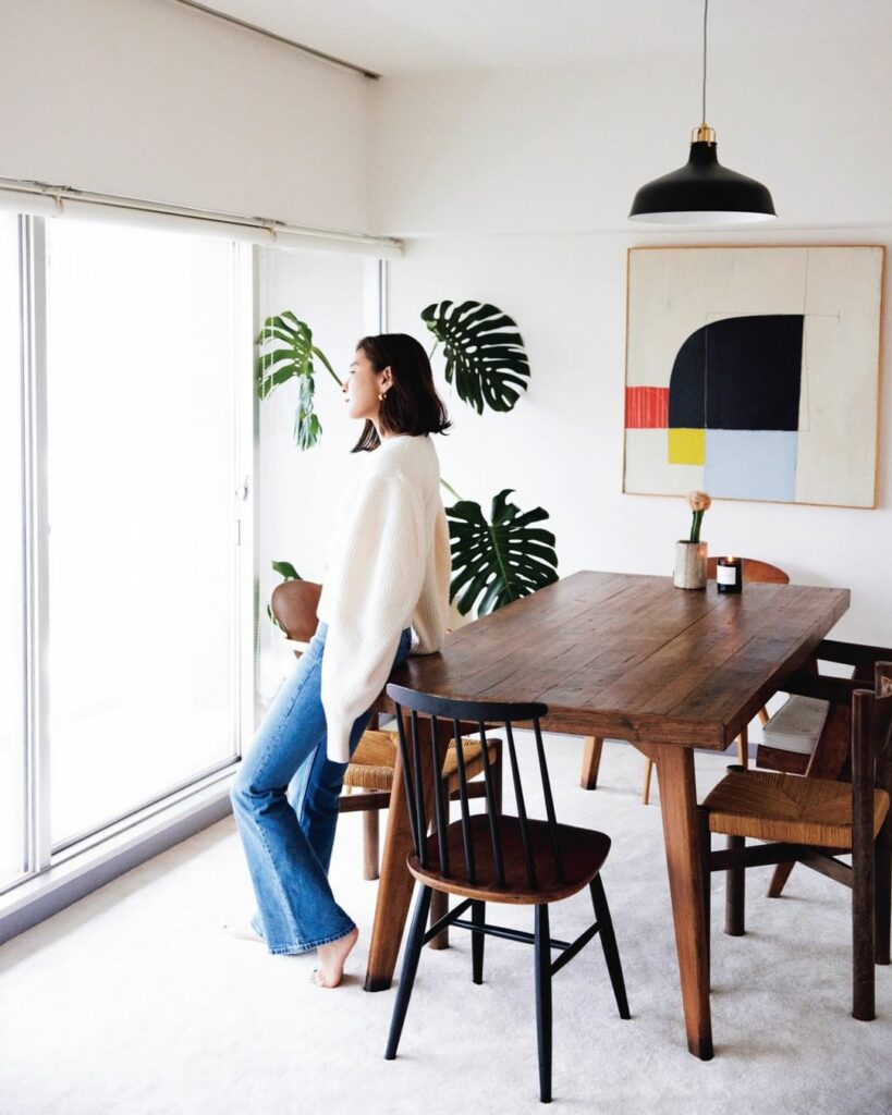 百々千晴さんは“スタイリストの定義を拡張する人”。
雑誌や広告でのスタイリングはもちろん、ブランドとのコラボレーションにより数々のヒットアイテムを生み出し、最近