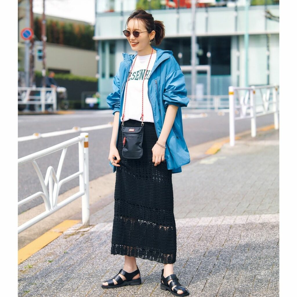 5/19【今日のコーデ】
着用アイテムは2枚目>>>
＼カジュアルコーデはボリューム感サンダルでバランスよく／
【レーススカート×黒のグルカサンダル】
幅広のス