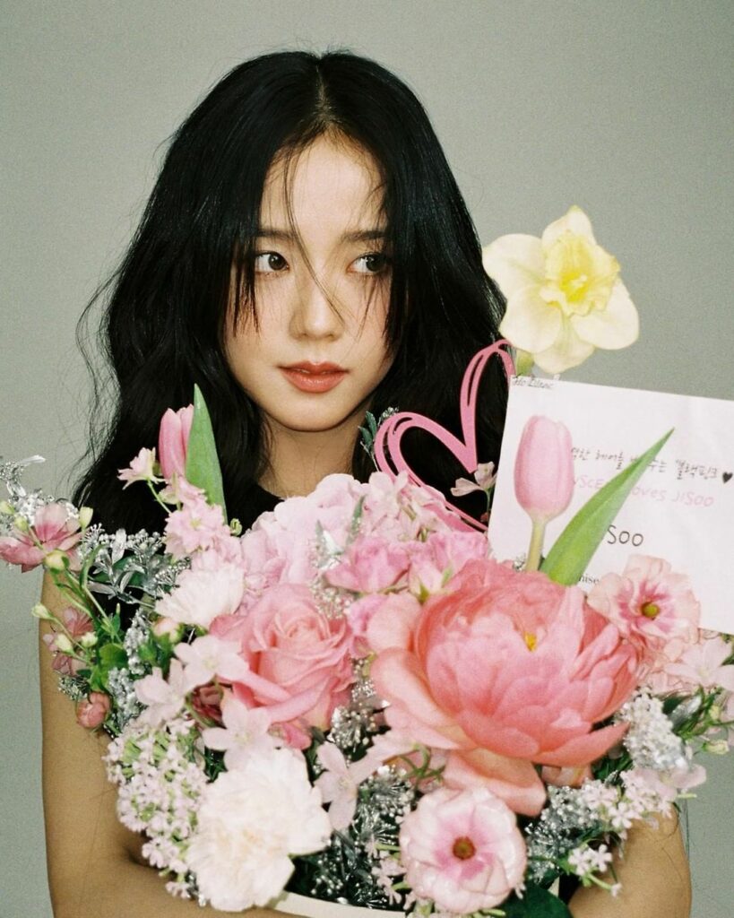 BLACKPINKジス＆お花のツーショットが美しすぎる 見ているだけで癒されるフォトギャラリーをお届け。「かわいい！」と思ったらコメント欄にを書いて

チューリ