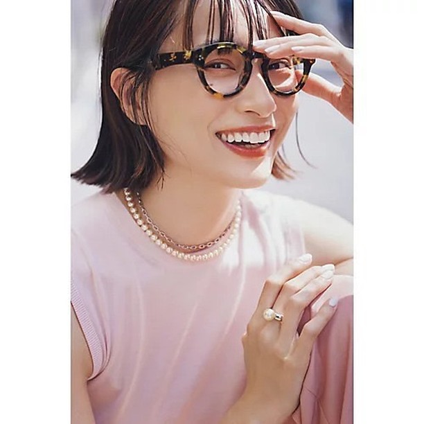 【スタイリスト佐藤佳菜子さんとつくる初夏の「新こなれトラッド」】

あらゆるシーンで使える、ガラスパールの4WAYネックレス＆リング

●gren［佐藤佳菜子さ