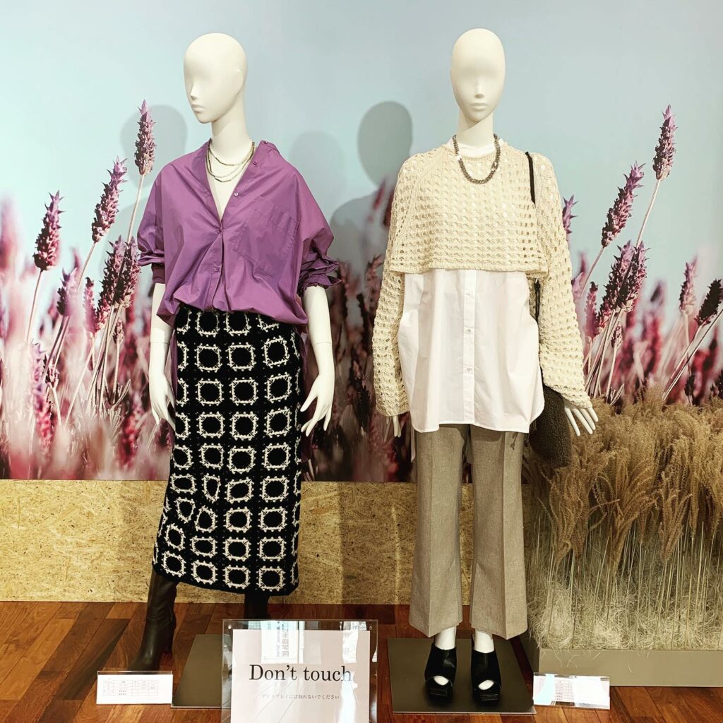 #lounie の展示会では、クロシェ編みのニットやサステナブルなリサイクルウールのダッフルコートに注目
この秋のキーカラーはパープルだそうです

#ルーニィ