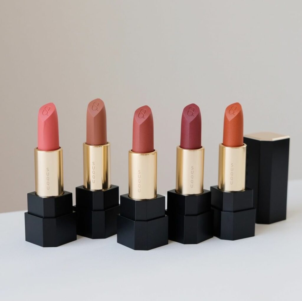 【#SUQQU】ほのかに透けるマットリップ「#シアーマットリップスティック」から新色＆限定色が登場

「楽しみ」という方は「」のコメントで教えてください
━━━