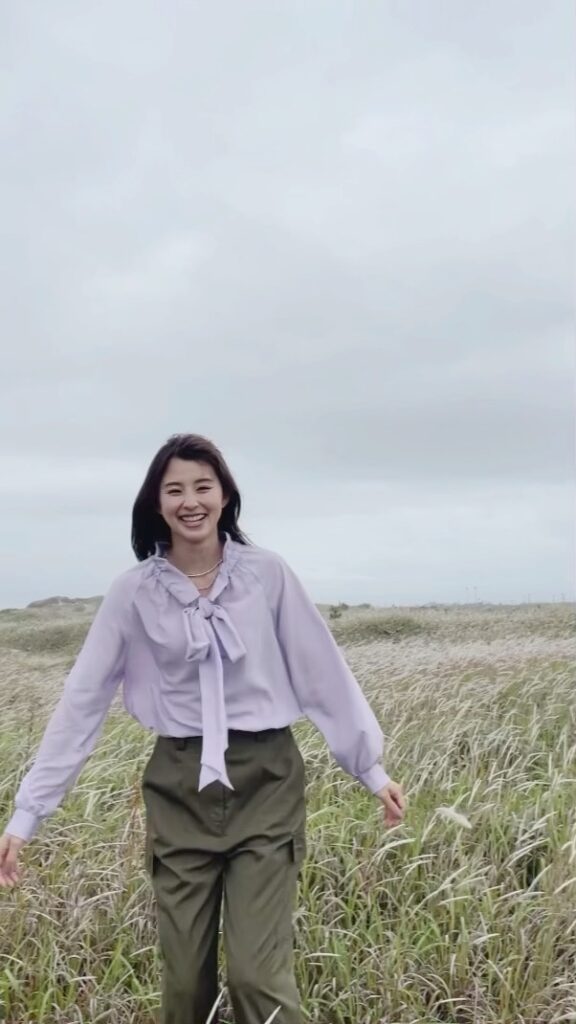 お昼までの雨が上がって無事にロケができました！朝比奈ちゃんも頑張ってくれてます
#朝比奈彩　#撮影中　#oggi #oggi専属モデル　#ボウタイブラウス　#タ