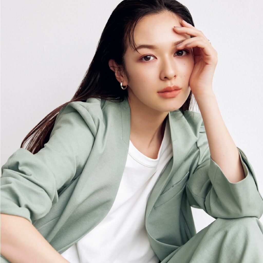 【このメイクを真似したい、と思ったらいいね&をコメントしてください♪】
白Tシャツを着る日のメイクで大切なことは?
「つくり込みすぎない抜け感がポイント。その 【このメイクを真似したい、と思ったらいいね&をコメントしてください♪】
白Tシャツを着る日のメイクで大切なことは?
「つくり込みすぎない抜け感がポイント。その