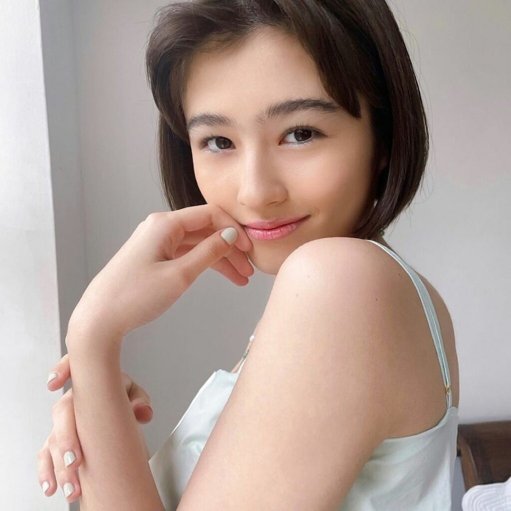 ViVi7月号
「愛花とさくらのサマーメイクStory」企画より
さくらのオフショットをお届け

夏はメイクも涼しげに仕上げたい気分
キラッと光るブルーの目元は