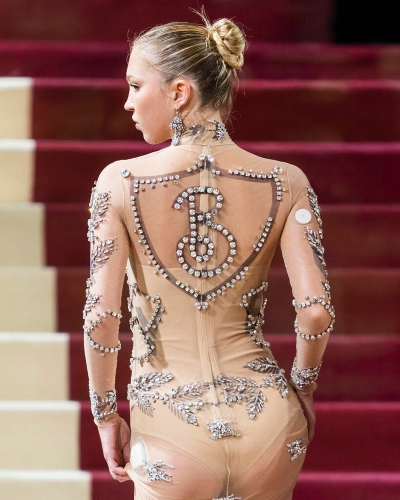 ケイト・モスの娘で、糖尿病と闘う19歳のライラ・グレース・モス。血糖値モニターやインスリンポンプを体につけて、レッドカーペットや広告キャンペーンに登場する姿が「 ケイト・モスの娘で、糖尿病と闘う19歳のライラ・グレース・モス。血糖値モニターやインスリンポンプを体につけて、レッドカーペットや広告キャンペーンに登場する姿が「