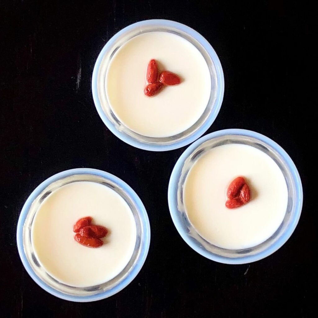 濃厚、ぷるん！な杏仁豆腐レシピ

週末パティシエールこと、アンゴーティさんによる
装苑 #スイーツ倶楽部 

今回は #杏仁豆腐 レシピのご紹介！
￼
濃厚で弾