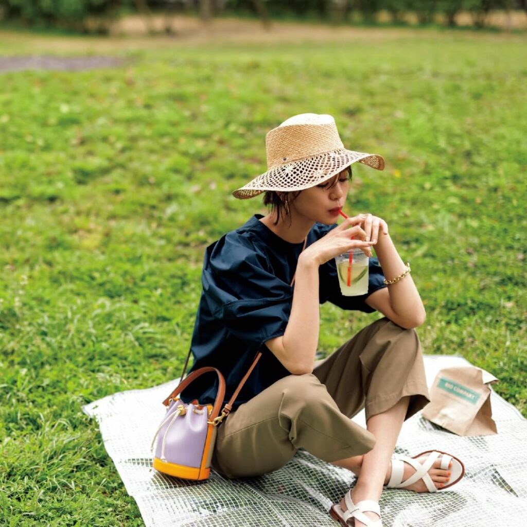 【#BAILA今日のコーデ　この着こなしが好き！と思ったら、コメントにをください】

レディなブラウスをチノパンでカジュアルダウン

パフ袖よりも大きくふくらむ