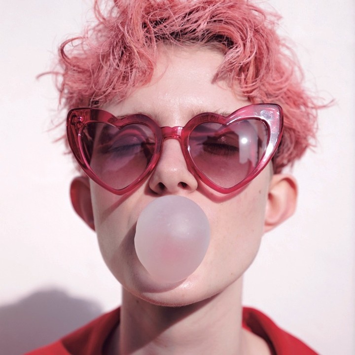 キャットアイのように両サイドが跳ね上がったハート形のサングラス。おとぼけ顔が可愛いバーバパパの帽子。ガーターストラップ付きのタンクトップ。ここは夢のような赤とピ