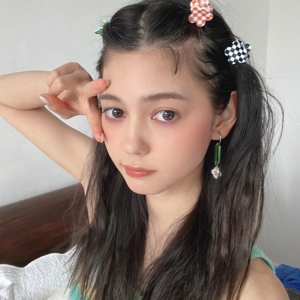 ViVi7月号
「愛花とさくらのサマーメイクStory」企画より
愛花のオフショットをお届け

90年代チックなバイオレットがかわいい
目元全体に広げるのではな