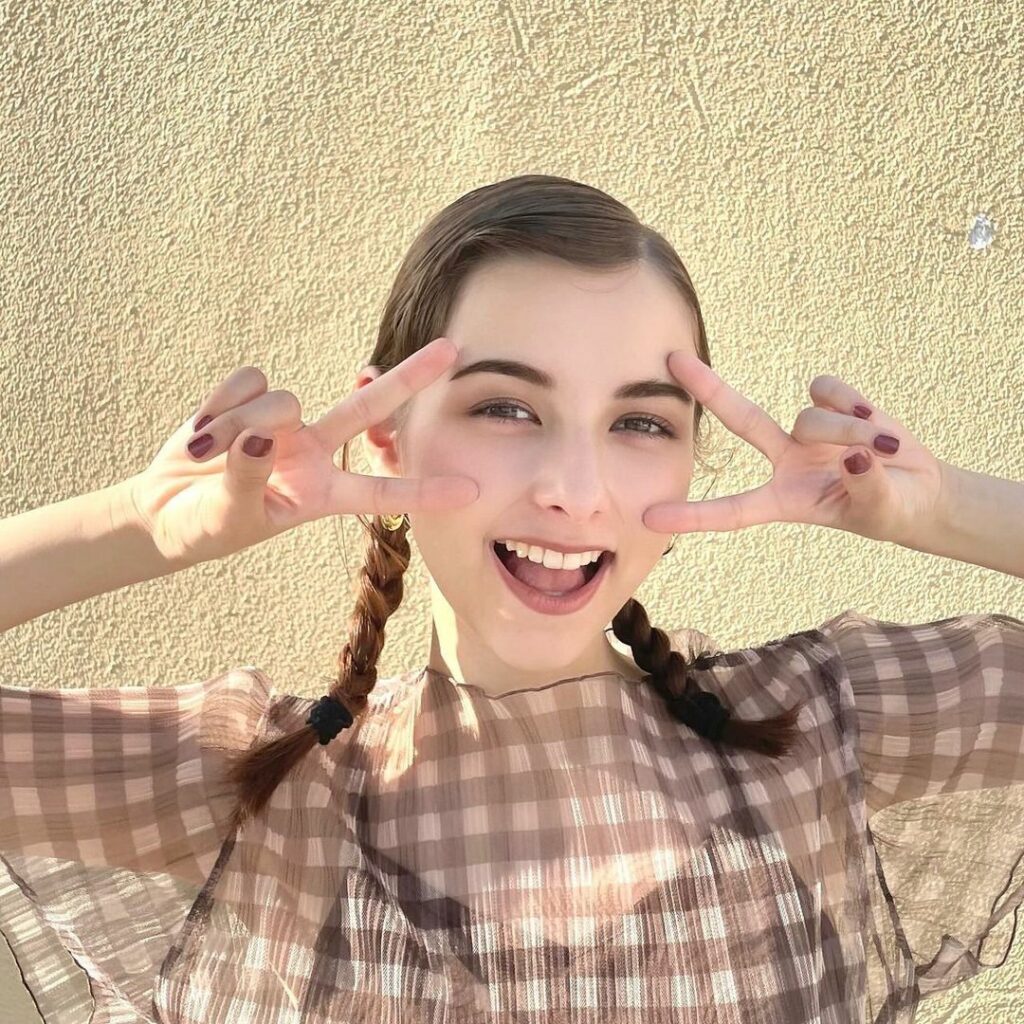 2PINKの撮影現場から
莉菜のオフショットが届いたよ

この夏もコスパ最強な
新作アイテムが勢揃い
莉菜着用のトップスは、
薄着になる季節には
ありがたいイン