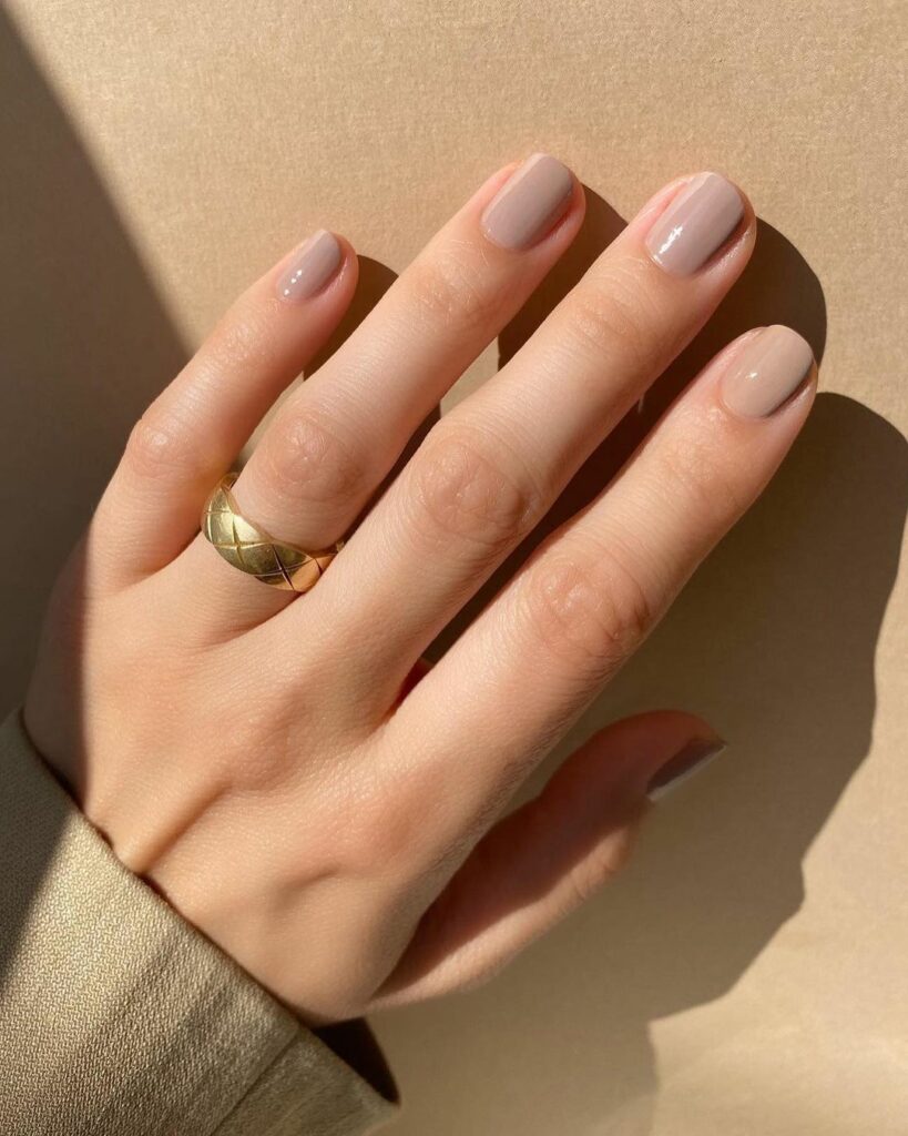 大人ネイルの代名詞ともいえるベージュネイルオフィスネイルにぴったりなだけでなく、アレンジを加えればモードな手元さえも叶える万能カラーシックなロイヤルミルクティー