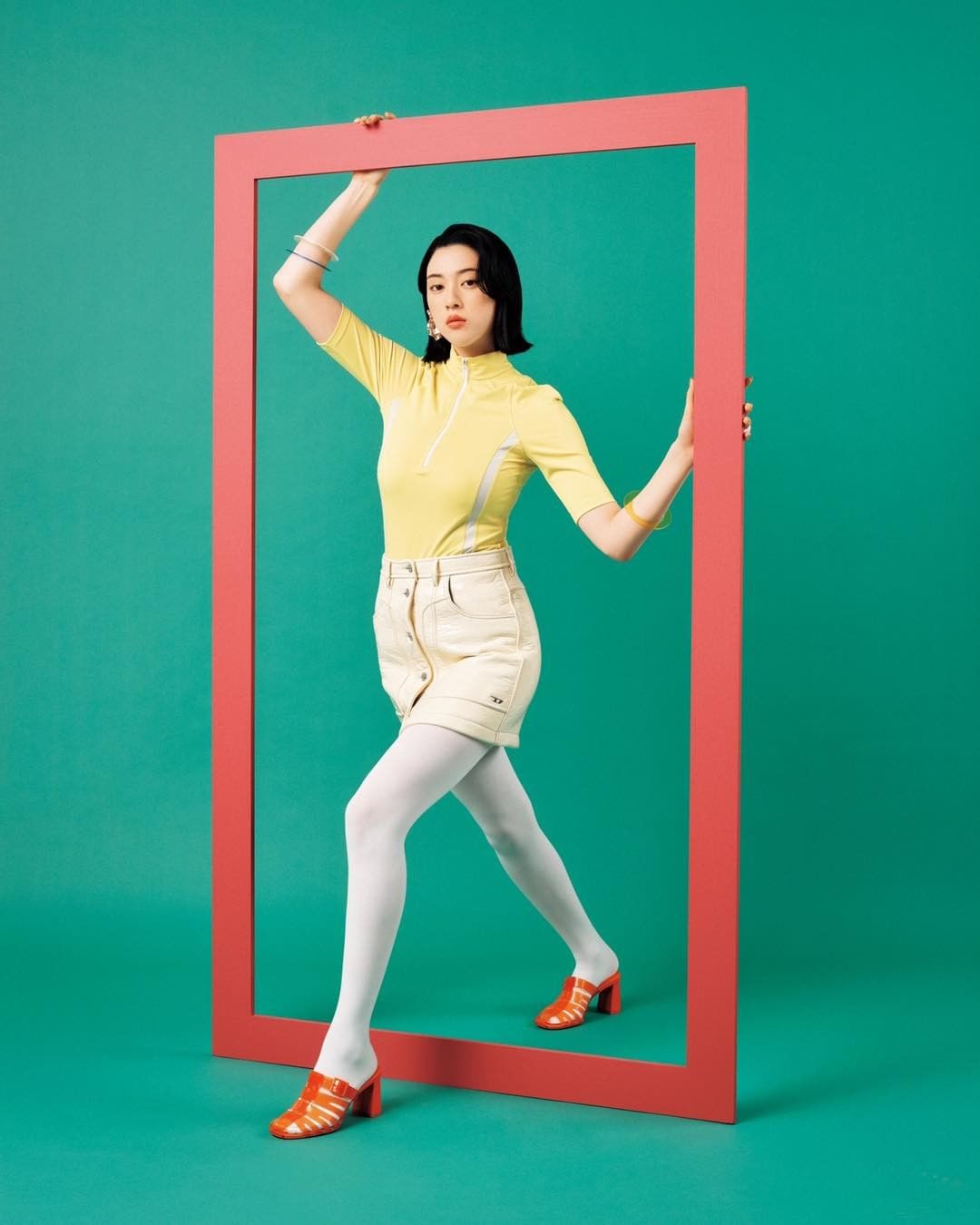 三吉彩花とcharels Keithのカラフルなバッグ シューズの世界 思わず目移りしてしまうくらい鮮やかで色とりどりのヴィヴィッドカラーに包まれた Cha Magmoe