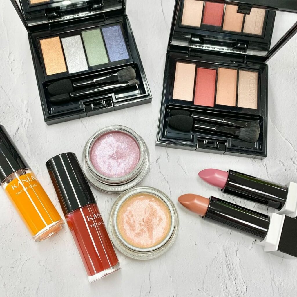 KANEBOの秋冬コレクションを全色スウォッチでお届けテーマは「うるみ」。角度によって表情を変える透けニュアンスで立体感のツヤをかなえてくれます
「うるみ」を KANEBOの秋冬コレクションを全色スウォッチでお届けテーマは「うるみ」。角度によって表情を変える透けニュアンスで立体感のツヤをかなえてくれます
「うるみ」を