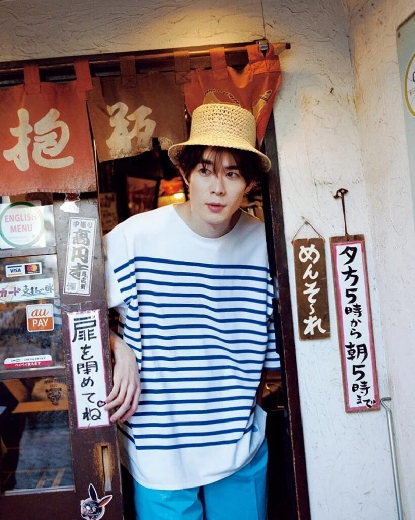 今回、氷魚が着ているビームス別注のオーシバルのボーダーカットソーは、シルエットをビッグサイズに、ネックをタイトにアップデートした新定番の1着。夏を感じる爽やかな 今回、氷魚が着ているビームス別注のオーシバルのボーダーカットソーは、シルエットをビッグサイズに、ネックをタイトにアップデートした新定番の1着。夏を感じる爽やかな