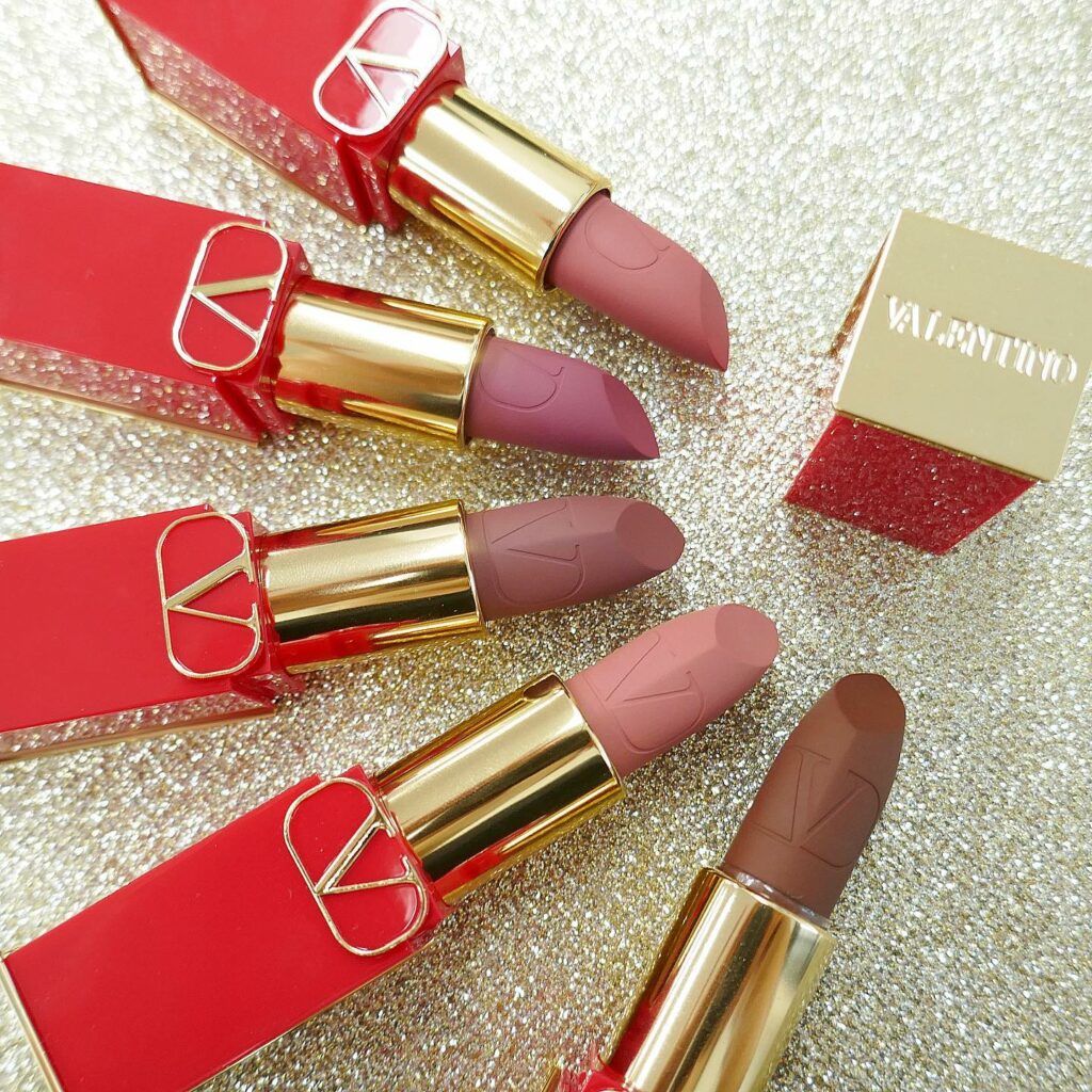 ＼ヴァレンティノ ビューティの新製品情報をお届け！／
◆画像1、2枚目
「ロッソ ヴァレンティノ」（新5色 各￥6,600／レフィル ￥4,400税込）※7月8