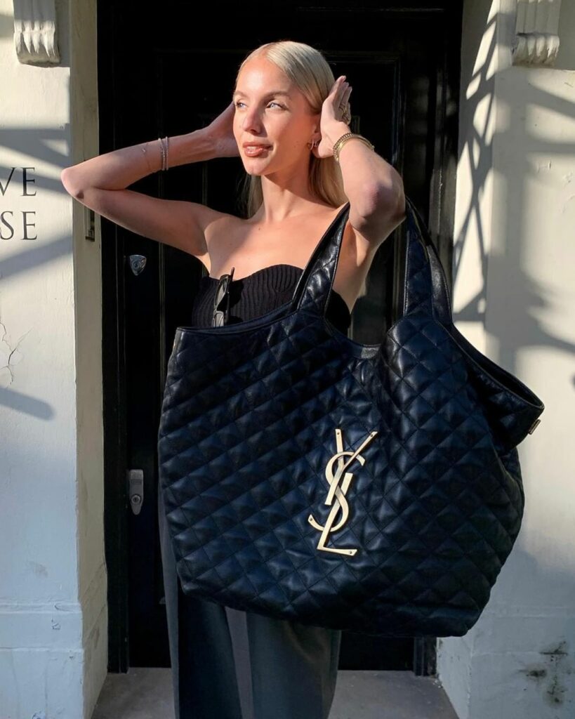 BLACKPINKロゼも愛用中「サンローラン」の大容量ショッピングバッグにハマる人続出中。「欲しい!」と思ったらコメント欄にを書いて
「サンローラン」から登場 BLACKPINKロゼも愛用中「サンローラン」の大容量ショッピングバッグにハマる人続出中。「欲しい!」と思ったらコメント欄にを書いて
「サンローラン」から登場