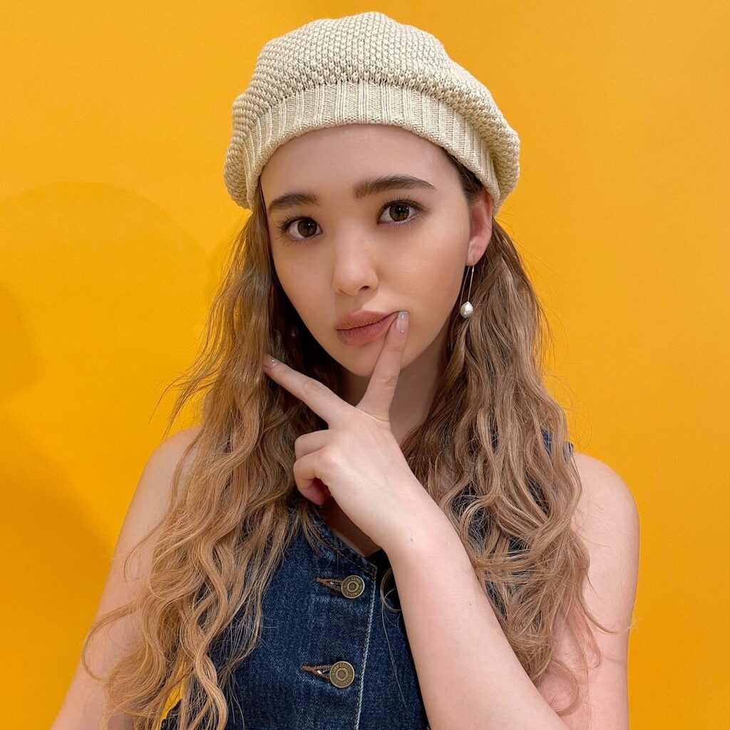 ViVi7月号
「決定!! 夏のメジャーコーデ」企画より
ニコルのオフショットをお届け

スタイルが盛れる短丈トップス×ハイウエストパンツは、
この夏大人気の予