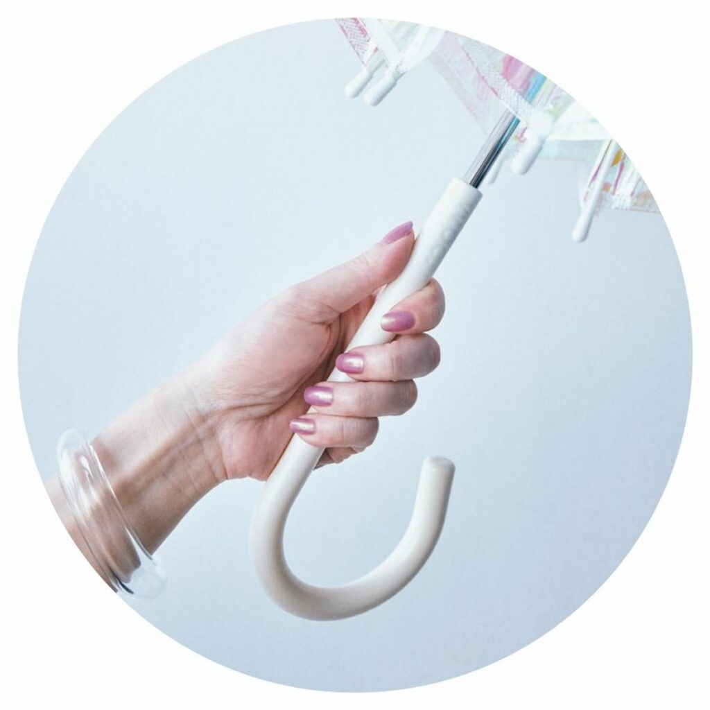 【雨の日を楽しむメイクTips 傘とネイルのいい関係】
プリズムみたいにゆらめくオーロラ色のリンクコーデ
傘を手に出かける雨の日は、ネイルにとっては晴れ舞台 【雨の日を楽しむメイクTips 傘とネイルのいい関係】
プリズムみたいにゆらめくオーロラ色のリンクコーデ
傘を手に出かける雨の日は、ネイルにとっては晴れ舞台