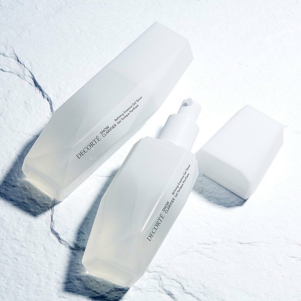 雪のようにまっさらな肌に

【コスメデコルテ】から毛穴汚れ、ザラつき、皮脂、くすみなどを取り除く拭き取り美容液が誕生！

厚みとクッション性のあるジェルテクスチ