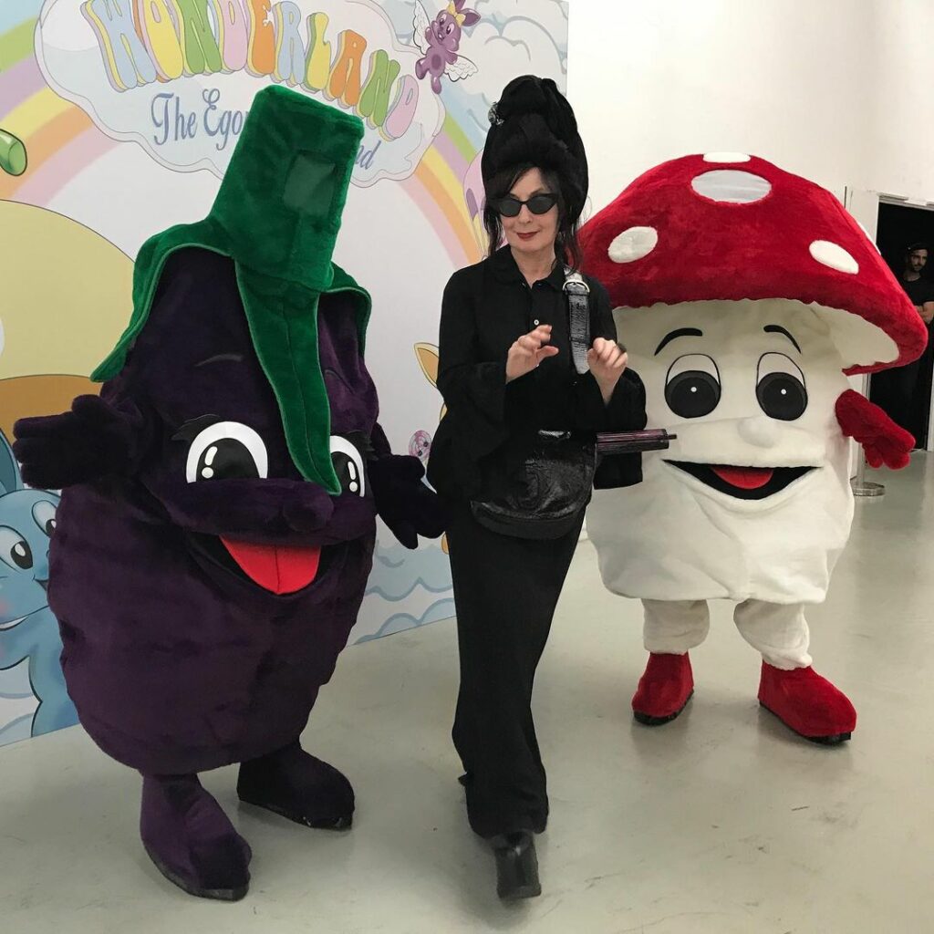 エゴンラボのショー会場ではキノコとナスのキャラクターがお出迎え。写真は名物ジャーナリストのダイアン・ペルネさん。（パリ支局）

#MenswearParisFa