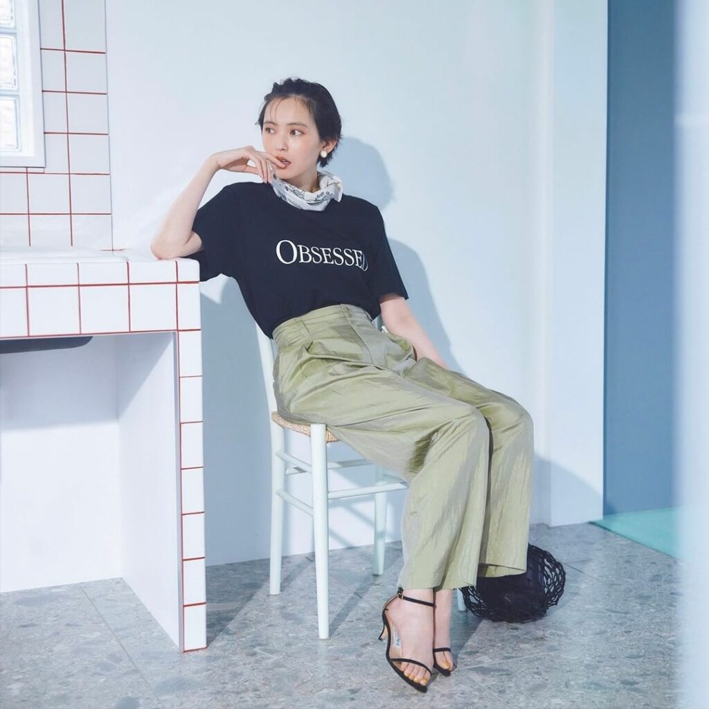 このコーデが好きな人はをコメントしてください！

シワ加工を施したカーキのサテンは、
こってりではなく、
さらっとライトな光沢の薄手素材。

涼やかでどんなTシ