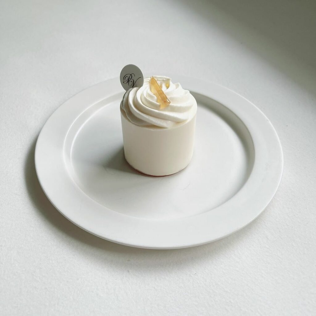 パティスリー ヴォワザンのフロマージュです。
クリームチーズとサワークリームによるさっぱりとした口当たり。中心に隠されたレモンクリームが後味も爽やかにしてくれま