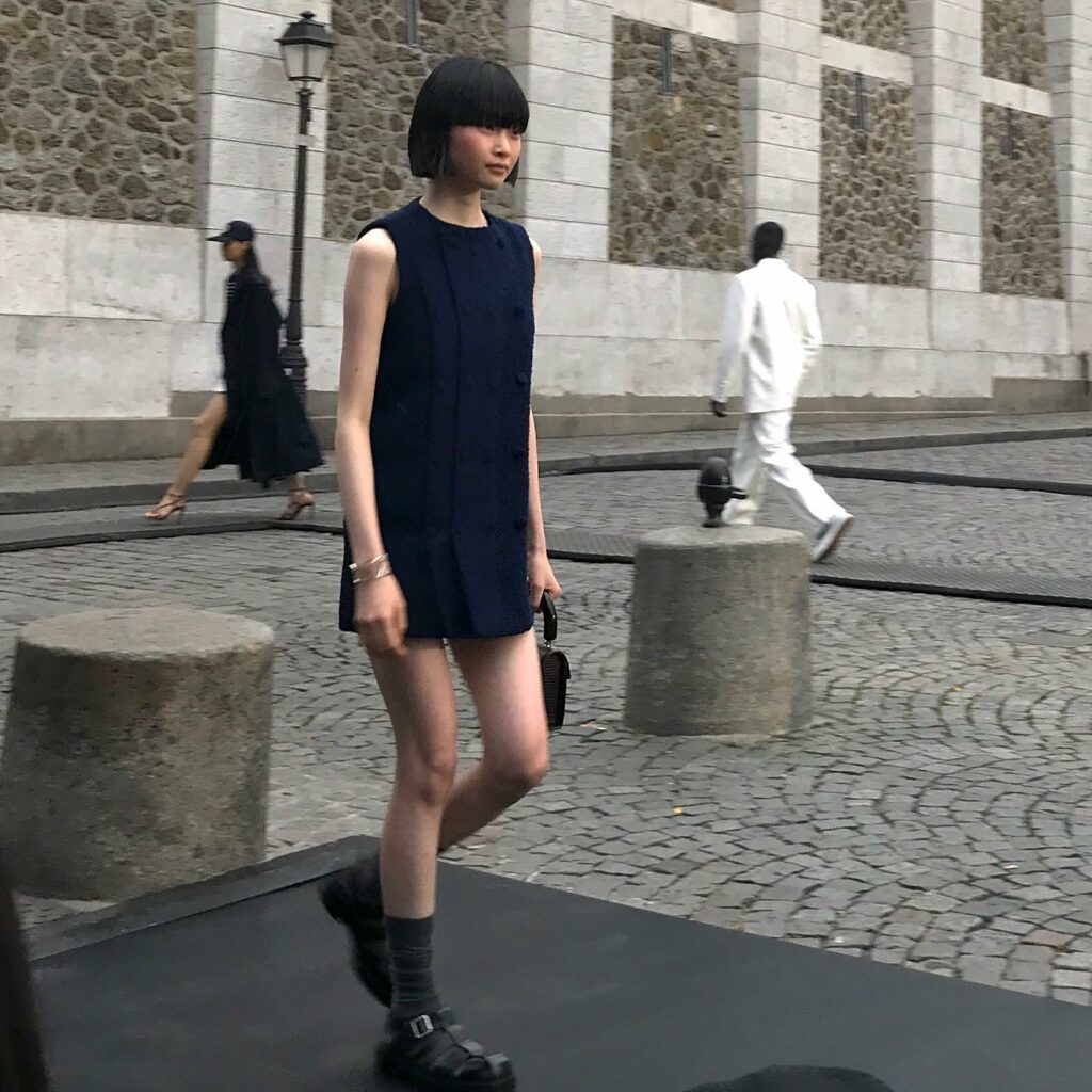 AMI PARISはパリの魅力が詰まったモンマルトルの丘でショーを開催。 

サクレ・クール寺院の前に作られたランウェーには、映画『アメリ』の主人公を演じたAu