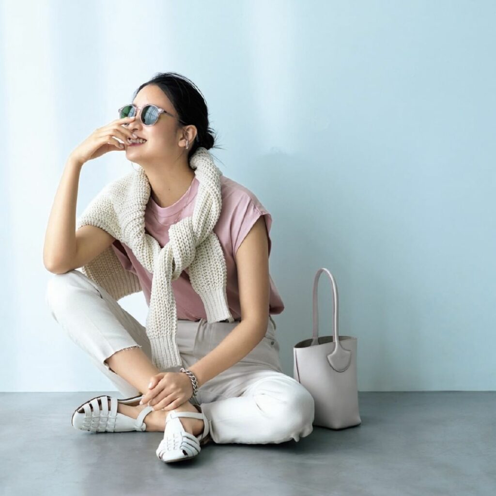 【#BAILA今日のコーデ　この着こなしが好き！と思ったら、コメントにをください】

大人可愛い配色で王道カジュアルを刷新

大人を素敵に可愛らしく見せてくれる