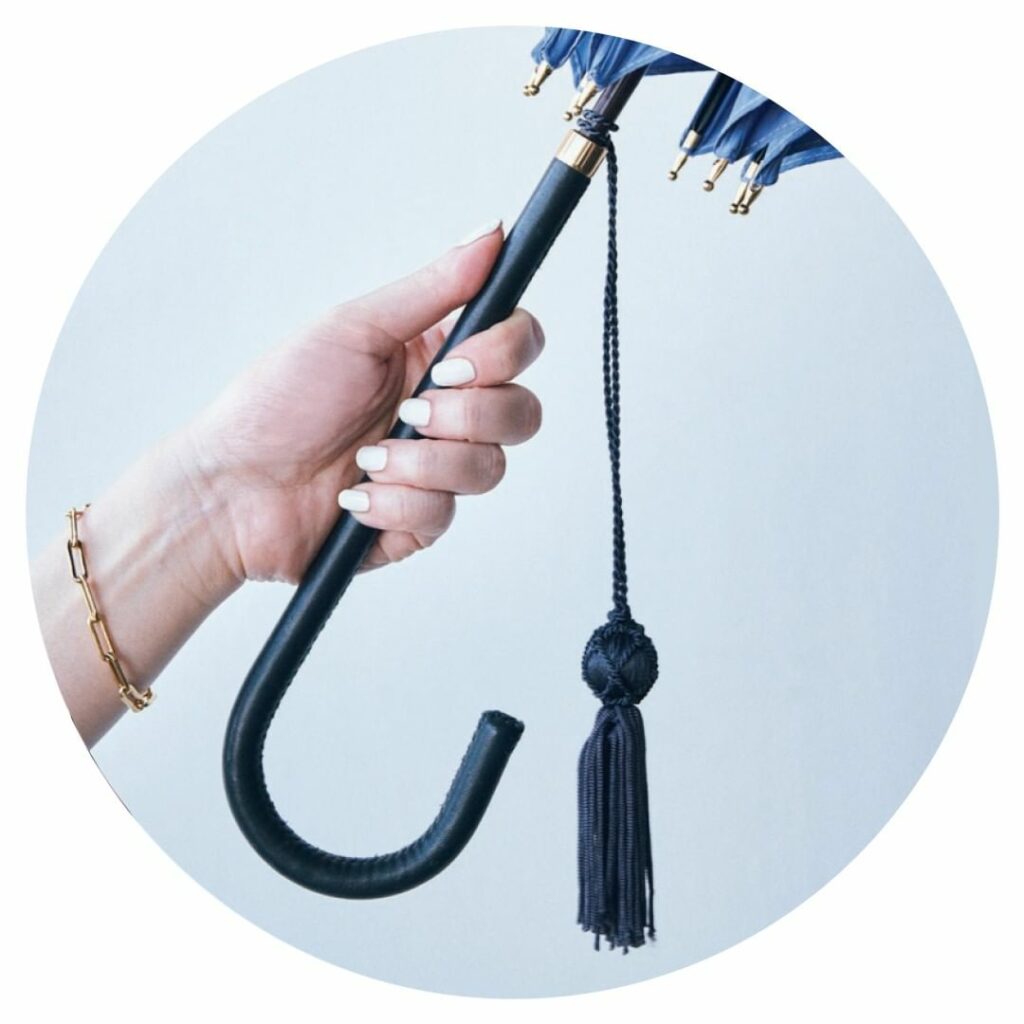 【雨の日を楽しむメイクTips 傘とネイルのいい関係】

スタイルにマリンの風が吹く、ネイビー✕ホワイト

傘を手に出かける雨の日は、ネイルにとっては晴れ舞台。