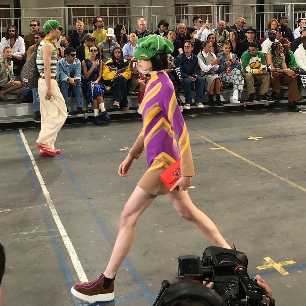 NIGOによるKENZOの2回目のショー。

会場には色とりどりのカレッジペナントが飾られ、登場したのは様々なユニフォームの要素がちりばめられた日常のワードロー