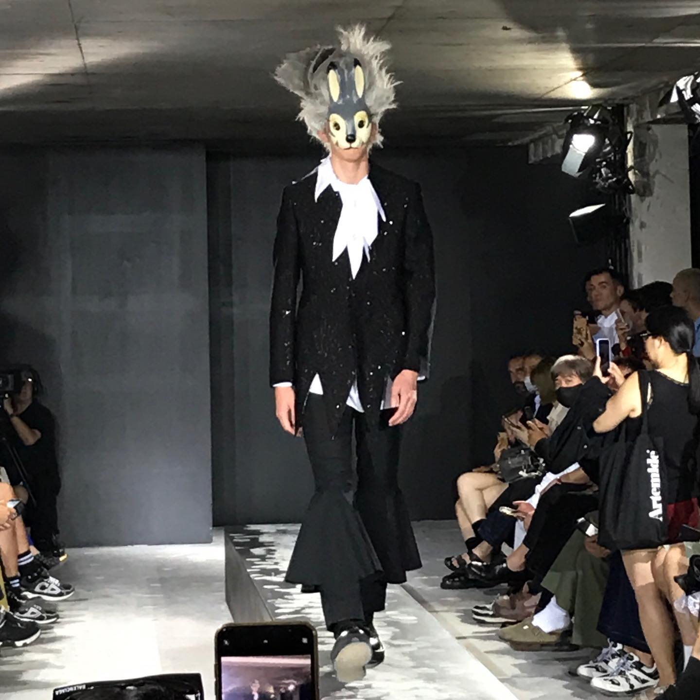 Comme Des Garcons Homme Plusのショーはホラータッチ Bgmには映画 サスペリア のタイトル曲が流れ モデルの顔を覆う奇妙な顔のお面や Magmoe