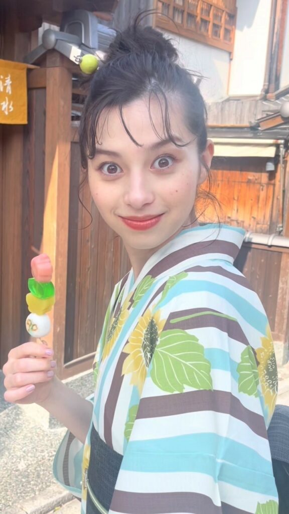 今日は夏を感じる1日でしたね
8月号では、あやみが浴衣で京都ロケをしてきました〜

カラフルな「くくり猿」で有名な八坂庚申堂さんにもお邪魔してきましたよ

みな