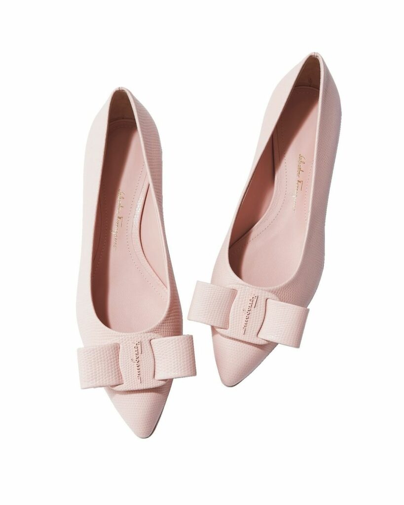 深夜1時に思わずときめき買いしてしまう #ソルベカラー のアイテム
(写真1枚目)サルヴァトーレ フェラガモ
ブランドを象徴する「#VIVA」のパンプスは、リ 深夜1時に思わずときめき買いしてしまう #ソルベカラー のアイテム
(写真1枚目)サルヴァトーレ フェラガモ
ブランドを象徴する「#VIVA」のパンプスは、リ