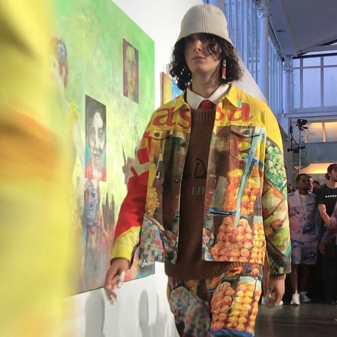 ブルックリン発のKidsuperはオークションを模したショーでウエアラブルアートを提案。

大手オークションハウス「クリスティーズ」の競売人リディア・フェネット