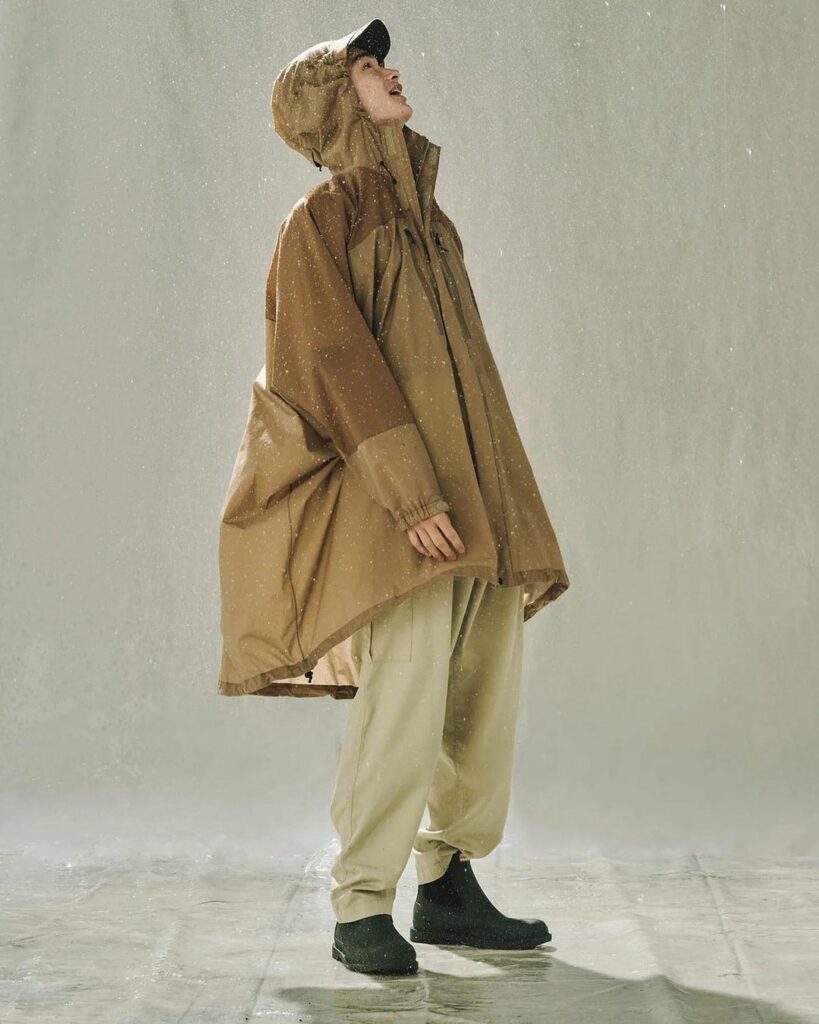 こんなポンチョをさっと取り出してはおれたら、小粋だ。【雨の日が楽しくなる服】

[THE NORTH FACEのパッカブルレインポンチョ]
軽くて透湿性がよく、