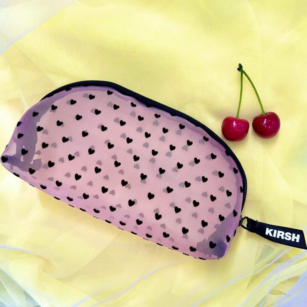 7月1日発売、Popteen8月号の付録を初公開

今回の付録は、ティーンズが大好きなKIRSH（キルシー）とコラボした『ハートドット柄メッシュポーチ』

夏に