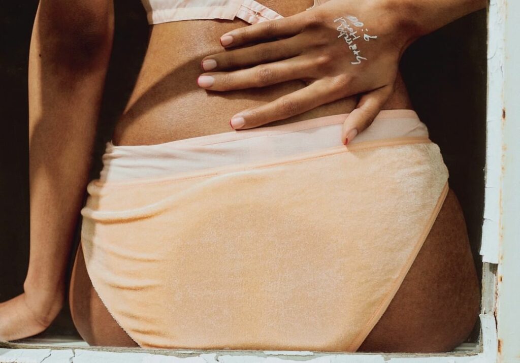 #イヴルルド遙華 が #開運ネイルnをアドバイス!運命のパートナーに出会うなら
やわらかな乳白ピンクの先端には、胸が高鳴るようなフューシャがチラリ。「よい出会 #イヴルルド遙華 が #開運ネイルnをアドバイス!運命のパートナーに出会うなら
やわらかな乳白ピンクの先端には、胸が高鳴るようなフューシャがチラリ。「よい出会