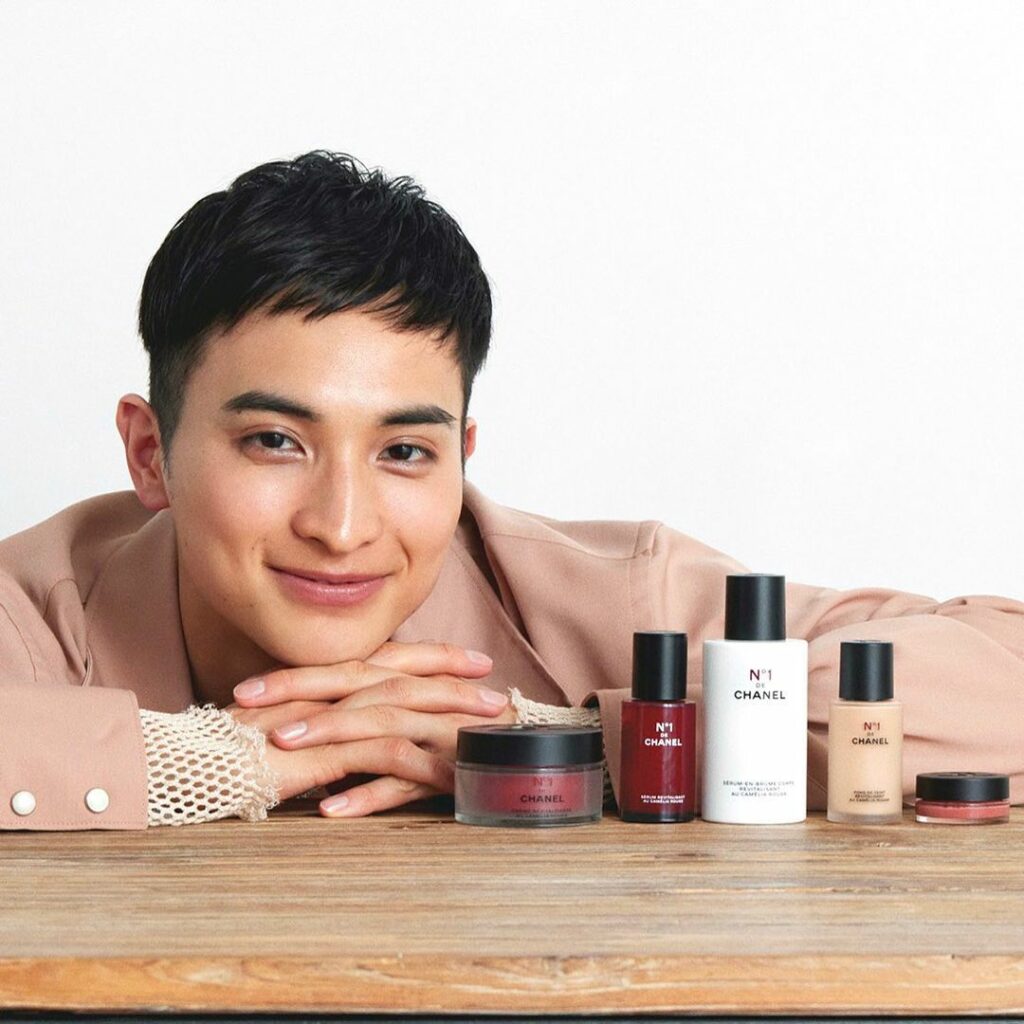 注目俳優・一ノ瀬颯がこだわりのスキンケアルーティンと初のセルフメイクを披露

フレッシュな才能と気取らないキャラクターで活躍の場を広げている注目の俳優、一ノ瀬颯