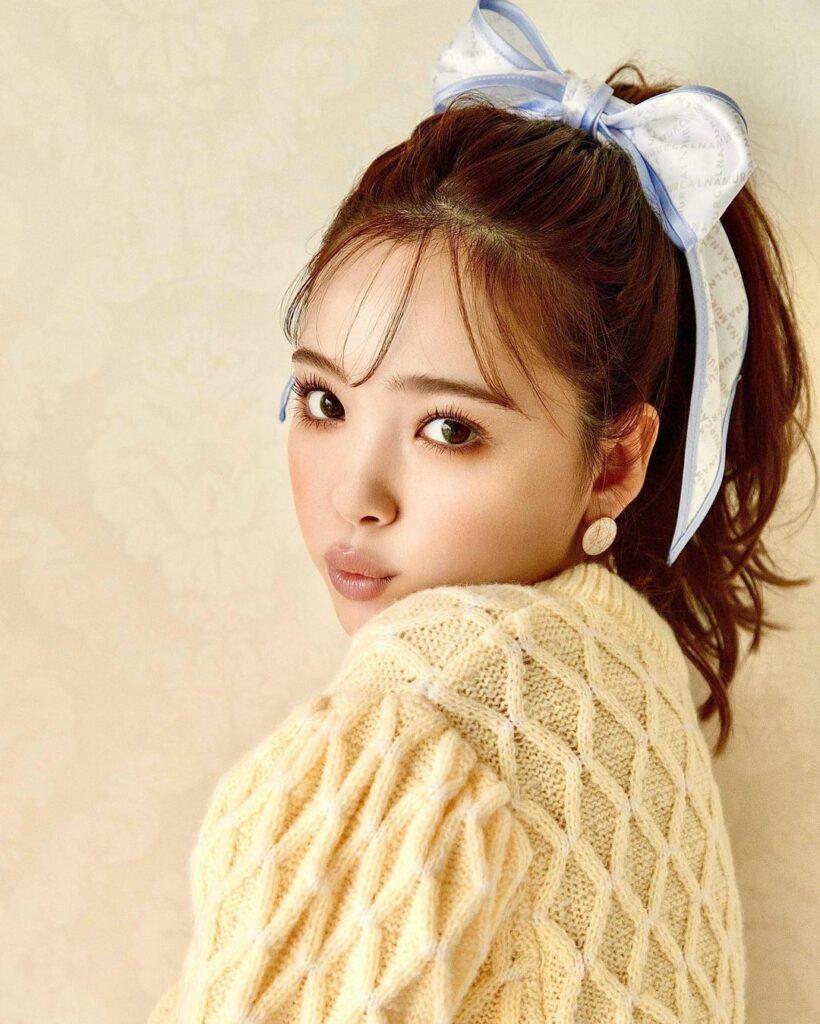 情報解禁
ニコルプロデュースのこだわりリボンスカーフと
シュシュが付録になった、CALNAMUR （カルナムール）１周年記念ブランドBOOKが８月５日から発売に