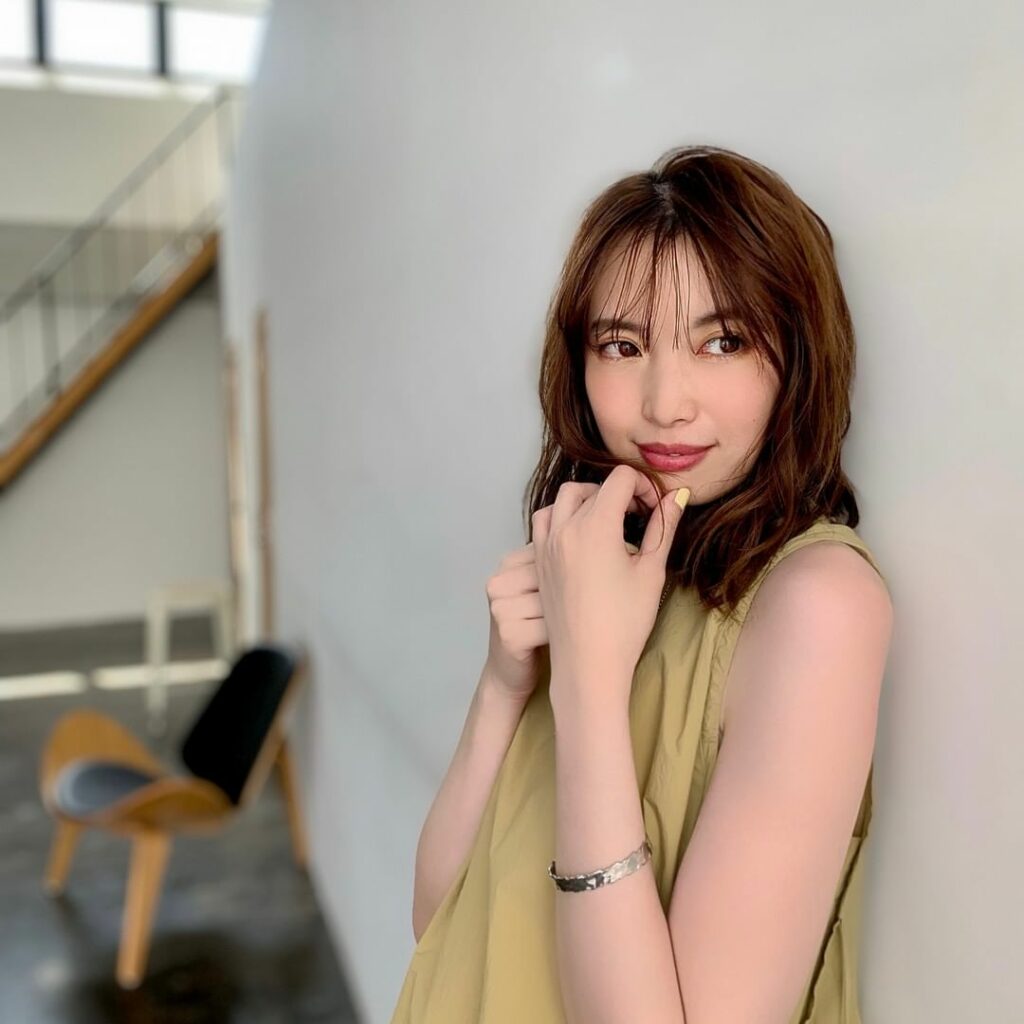 BAILA８月号「骨格タイプ別ワンピース」特集に出演してくれた宮田聡子さんのオフショット

この日の撮影現場では、キャンプの話題で大盛り上がり！ ２枚目・３枚目