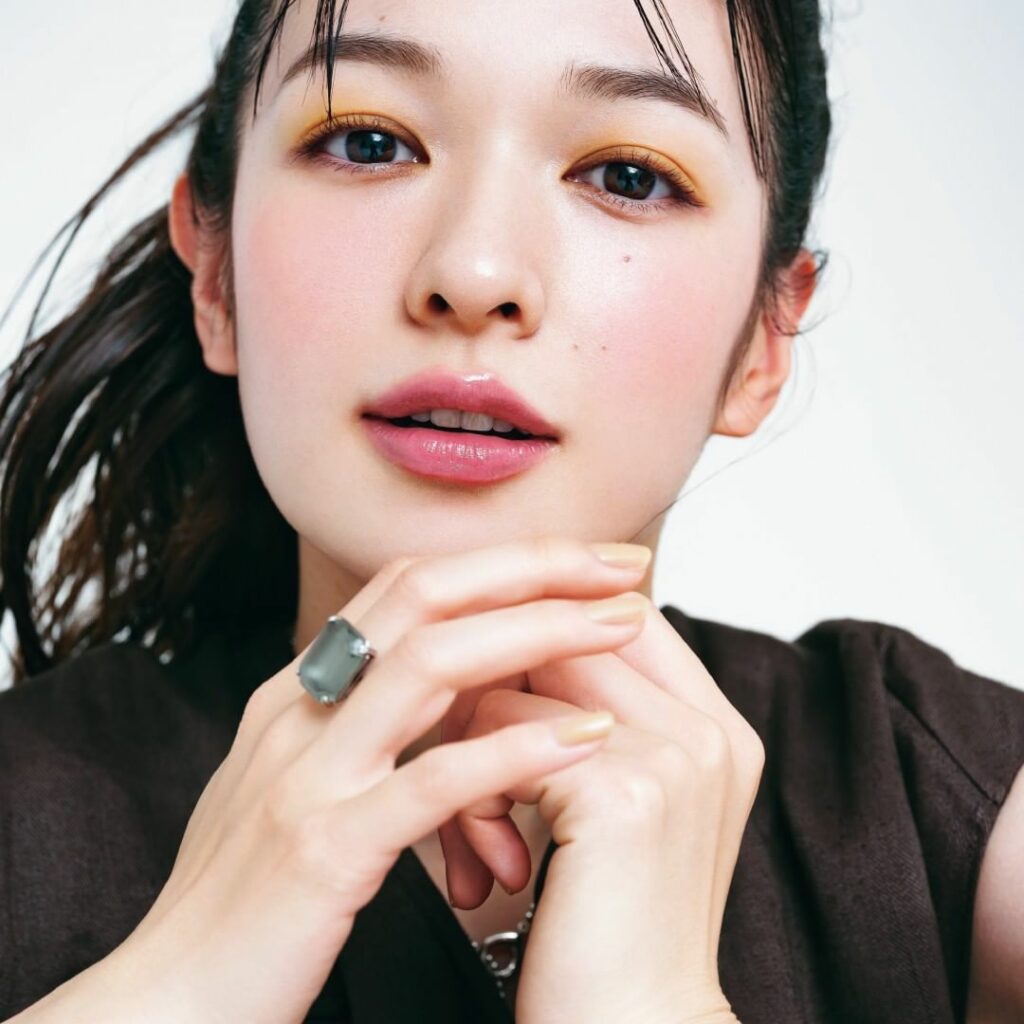 【このメイクを真似したい、と思ったらいいね&をコメントしてください♪】
プロが選んだ今季のベスコスで作る今どきメイク
トレンドのイエローの目もとに、透けるよ 【このメイクを真似したい、と思ったらいいね&をコメントしてください♪】
プロが選んだ今季のベスコスで作る今どきメイク
トレンドのイエローの目もとに、透けるよ