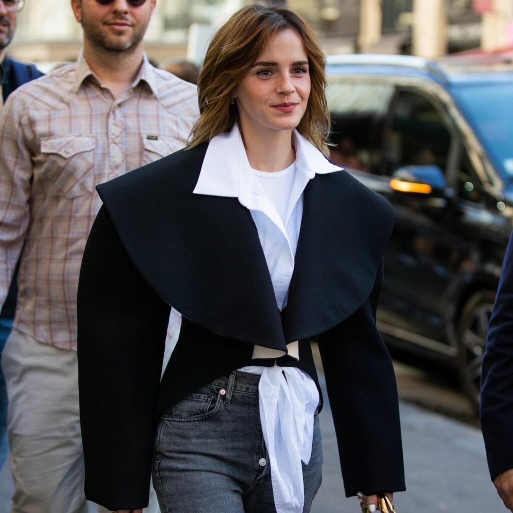 現在開催中の2022-23秋冬 オートクチュールコレクション「スキャパレリ」のショーには、エマ・ワトソンが来場同ブランドの構築的なクチュールジャケットをグレーデ