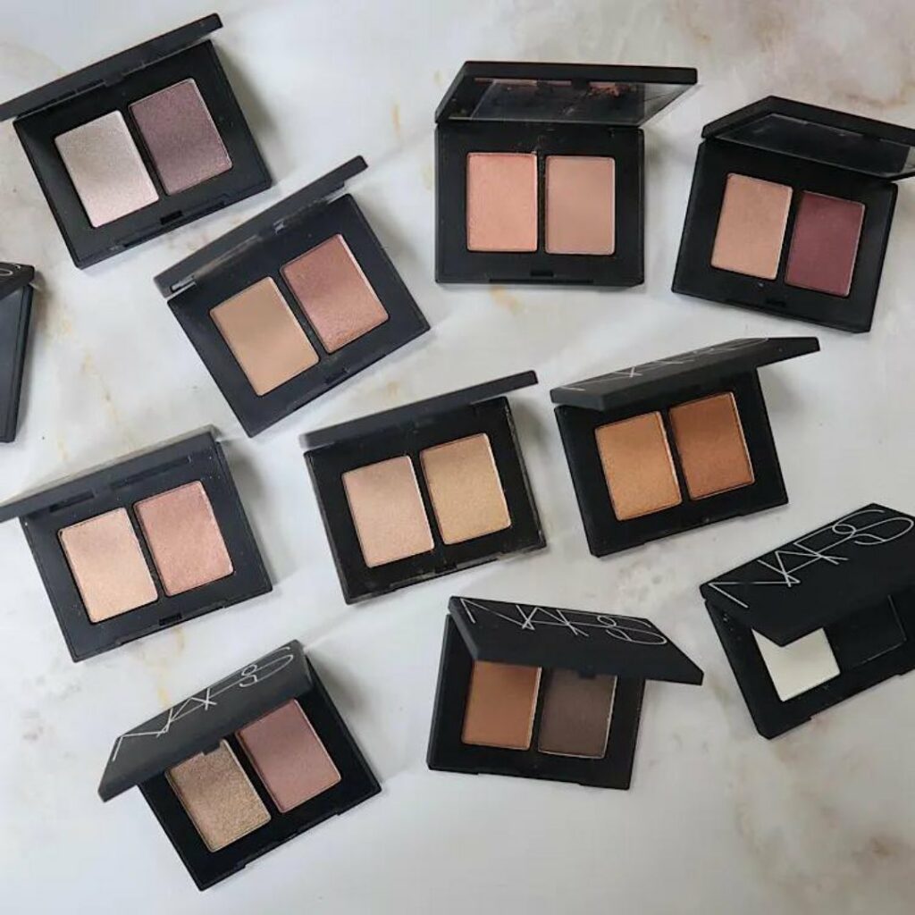 【パーソナルカラー別】NARS の2色アイシャドウ12色を全色レビュー

人気コスメをパーソナルカラー別に分析するメイク＆カラーコンサルタントのあやんぬさんの連